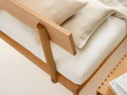 Bett Jukai Pur, mit Stegbetthaupt, inkl. integriertem Lattenrost, 180 x 200 cm, Buche