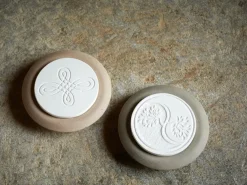 Duftstein aus Keramik mit Motiv Yin & Yang, taupe, ø 8 cm, H 2 cm