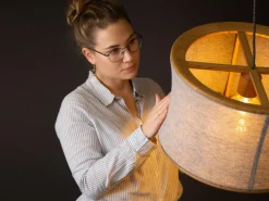 Hängeleuchte Malla mit Schirm aus 100% Schafschurwolle, Ø 45 cm, 3D Strick Sand, Buche