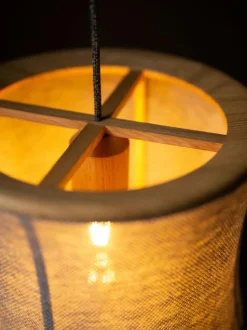 Hängeleuchte Malla mit Schirm aus 100% Schafschurwolle, Ø 45 cm, 3D Strick Sand, Buche