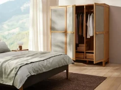 Kleiderschrank Kurami mit Drehtüren 3-türig, Wollstoff Tano Natur (79), Buche