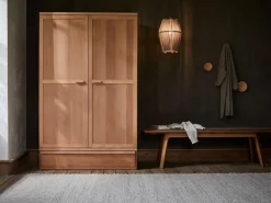 Kleiderschrank Kurami mit Drehtüren 2-türig, Fußgestell, Holz, Buche