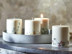 Natürliche Rapswachskerze mit Rosenknospen, ohne Duft, ø 8 cm, H 9 cm