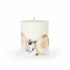 Natürliche Rapswachskerze mit Orangen und Hibiskusblüten, ohne Duft, H 8 cm, ø 8,5 cm