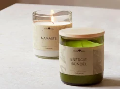 Natürliche Rapswachskerze NAMASTÉ im rezyklierten Glas, Baumwolldocht, 325 ml, H 9,5 cm, ø 8,5 cm