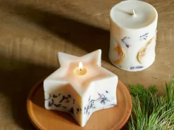 Natürliche Rapswachskerze mit Hibiskusblüten, in Sternenform, ohne Duft, H 6 cm, ø 11 cm