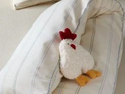 Rassel Henne Berta, 21 x 17 cm, Bezug: 100 % Baumwolle, Füllung: 100 % Schurwolle (Schaf), GOTS